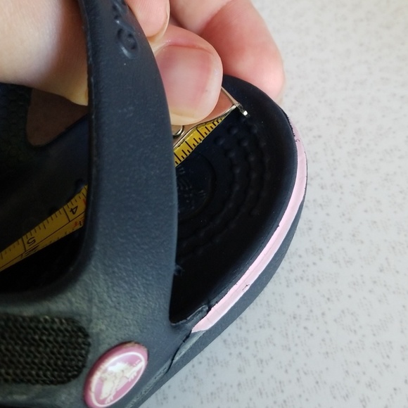How to measure crocs - Picture 2 of 3